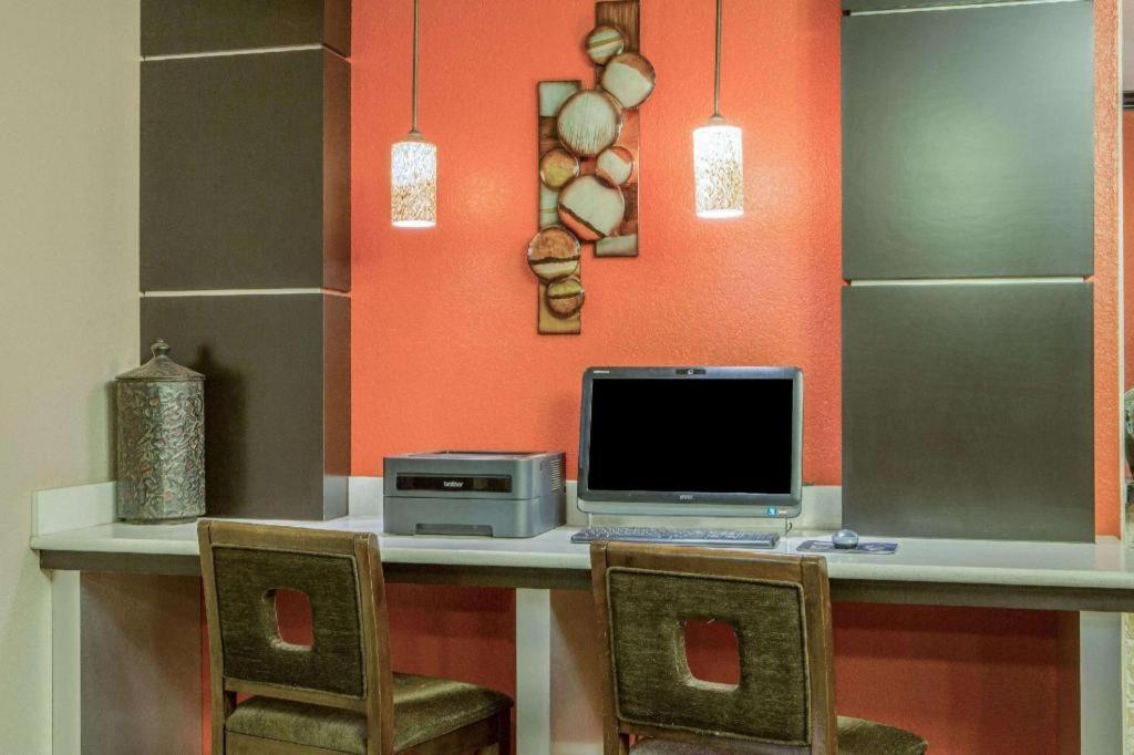 Super 8 By Wyndham Mansfield La Hotell Exteriör bild
